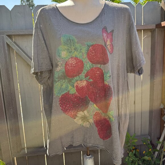 MAGNOLIA PEARL Cotton  Fraise Tee T-Shirt Strawberry Ozzy Gray - Picture 1 of 7